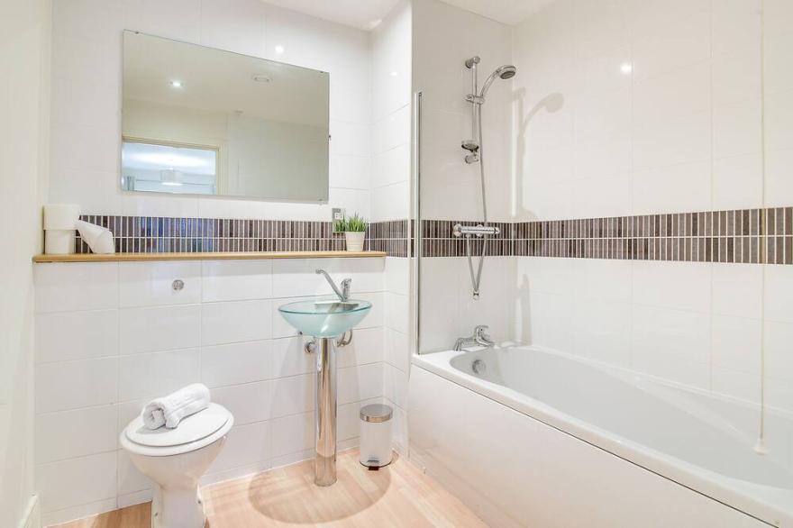 Free Parking Two Bedroom Apartment