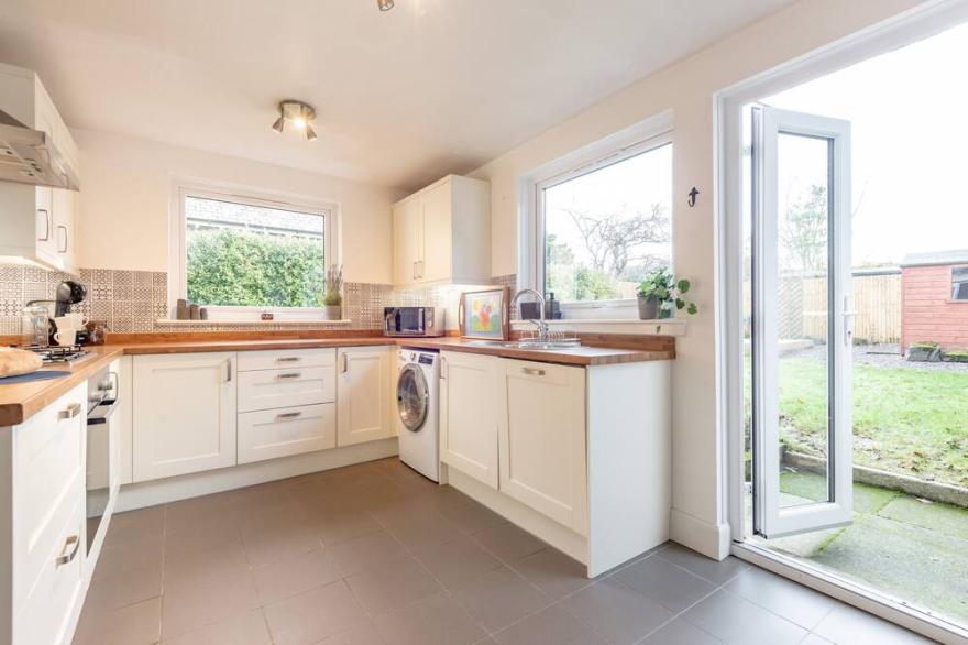 Charming Cardoon Cottage in beautiful village