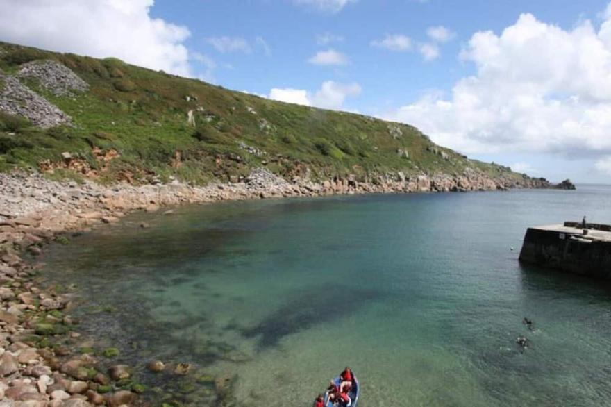 Nantewas Studio is a converted artists studio located on the outskirts of stunning Lamorna Cove