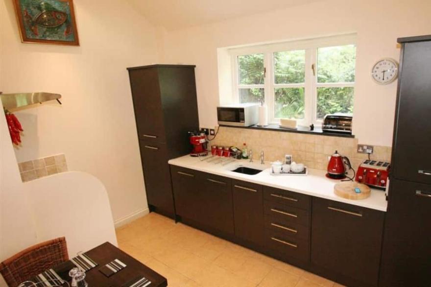 Nantewas Studio is a converted artists studio located on the outskirts of stunning Lamorna Cove