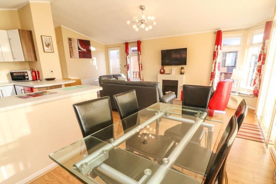 DREAM CATCHER LODGE, family friendly, with hot tub in Carnforth