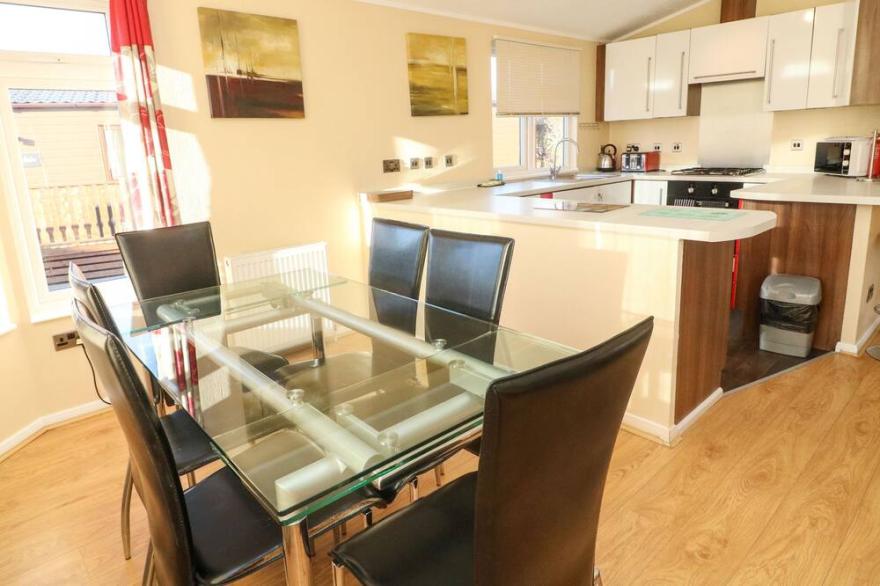 DREAM CATCHER LODGE, family friendly, with hot tub in Carnforth