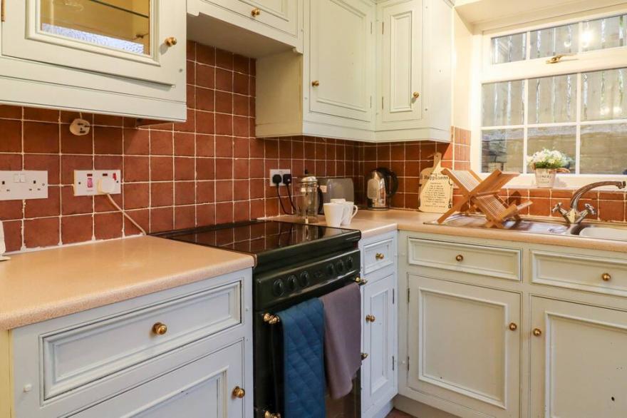 LAVENDER COTTAGE, romantic, character holiday cottage in Holmfirth