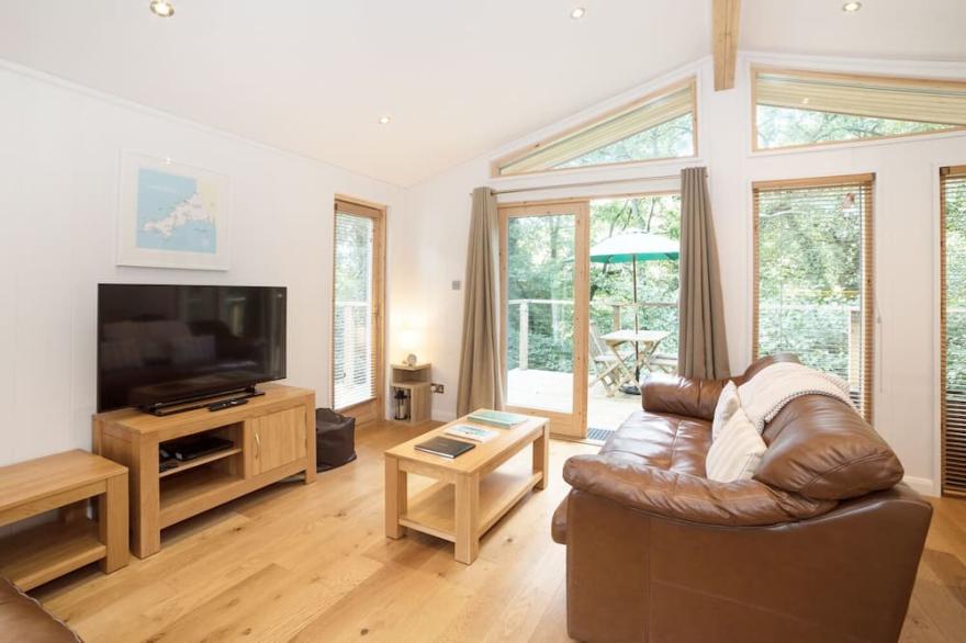 7 STREAMSIDE, pet friendly, luxury holiday cottage in Lanreath