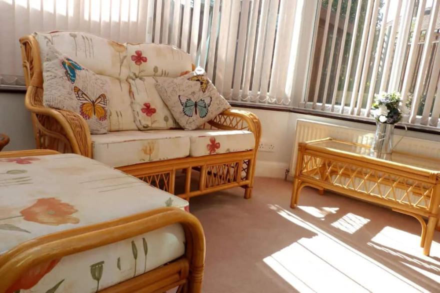 City Haven 10 min walk Cathedral & City + Netflix