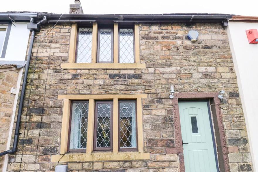 WOODS LANE COTTAGE, pet friendly, with open fire in Dobcross, Oldham