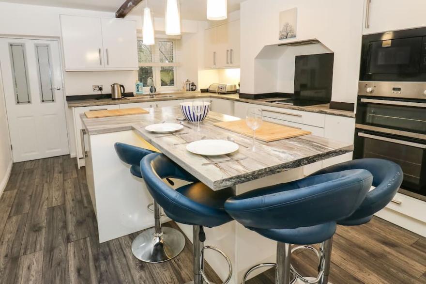 WOODS LANE COTTAGE, pet friendly, with open fire in Dobcross, Oldham