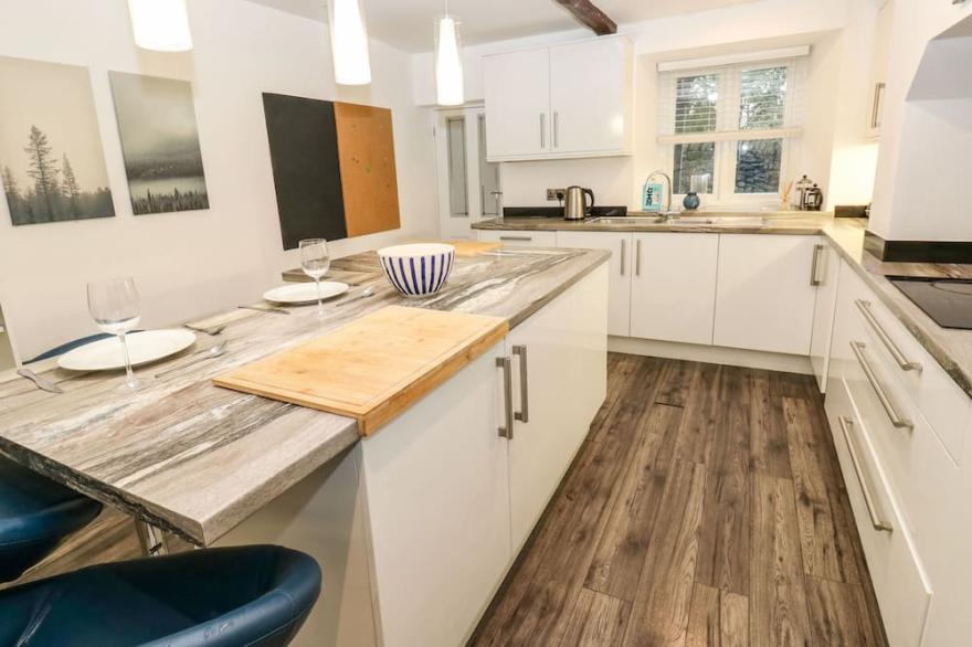 WOODS LANE COTTAGE, pet friendly, with open fire in Dobcross, Oldham