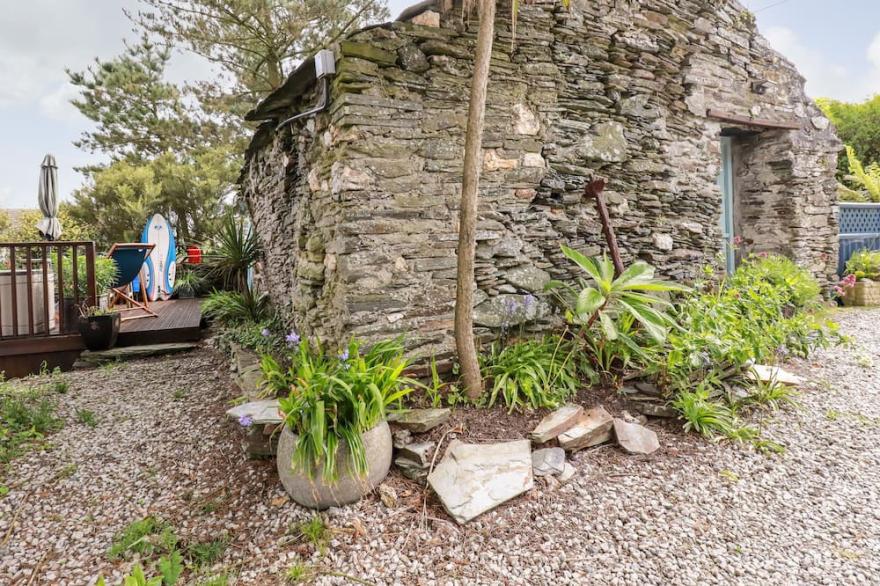 FISHERMANS COTTAGE, pet friendly, with a garden in Tintagel