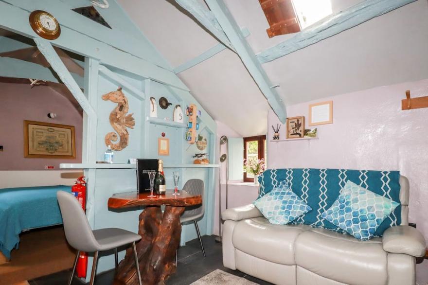 FISHERMANS COTTAGE, pet friendly, with a garden in Tintagel