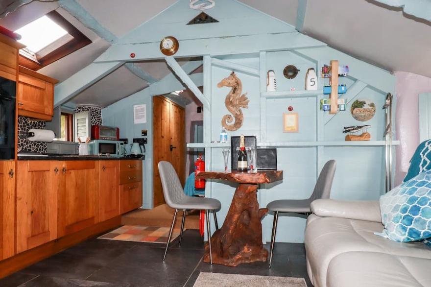 FISHERMANS COTTAGE, pet friendly, with a garden in Tintagel