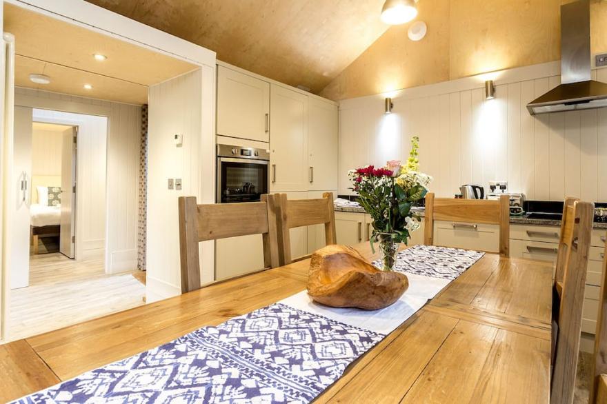 LODGE 7, family friendly, luxury holiday cottage in Corfe Castle