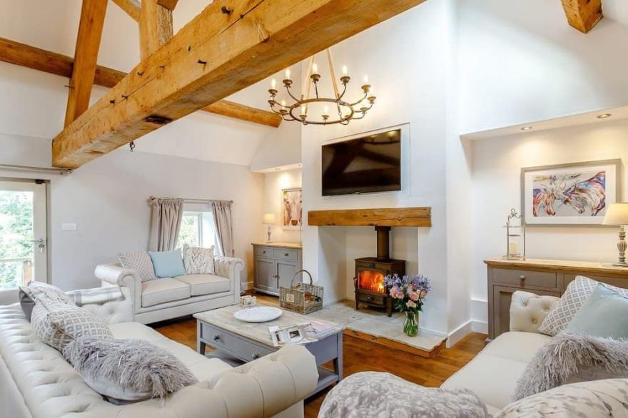 5* LUXURY, AWARD WINNING, WATERSIDE BARN, DERBYSHIRE, SLEEPS  8-10 PERSONS