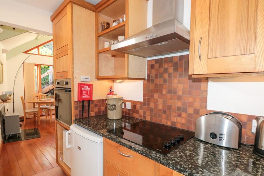 LITTLE MEADOW, pet friendly, character holiday cottage in Dittisham