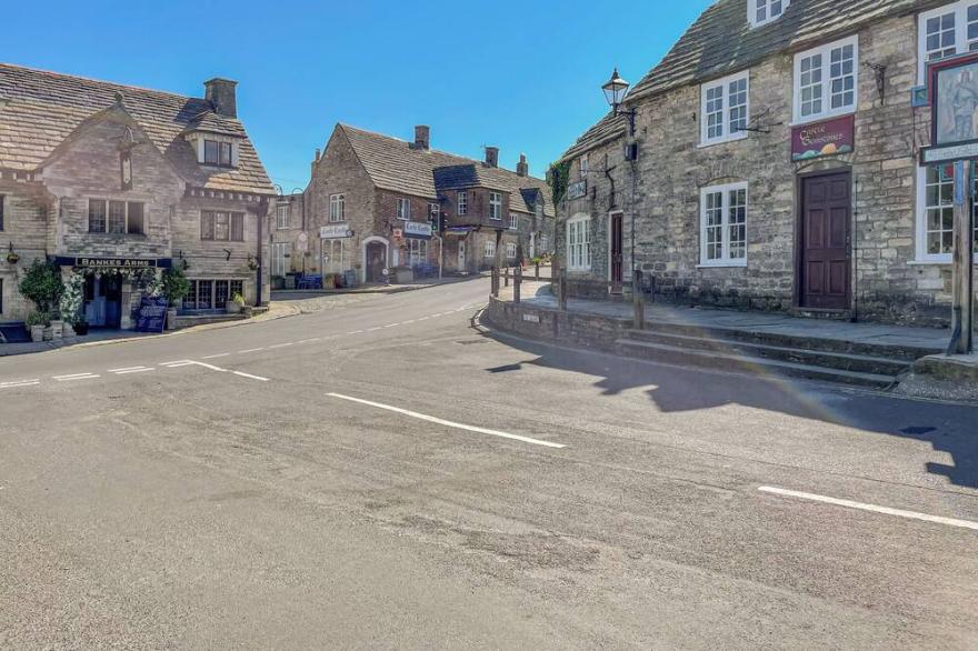 LODGE 1, pet friendly, character holiday cottage in Corfe Castle
