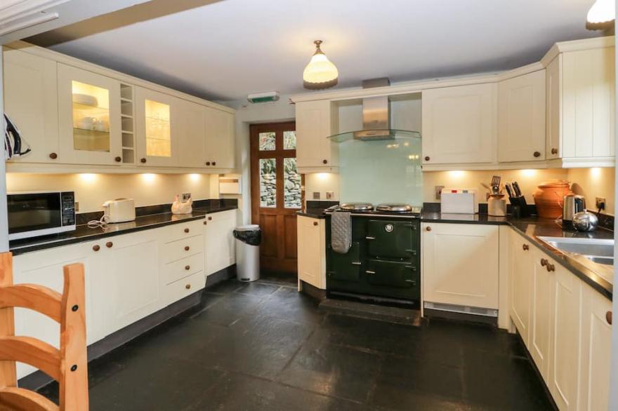 SCANDALE BRIDGE COTTAGE, family friendly, with a garden in Ambleside