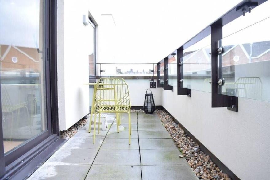 Bright 1 Bedroom Flat in North London With Balcony