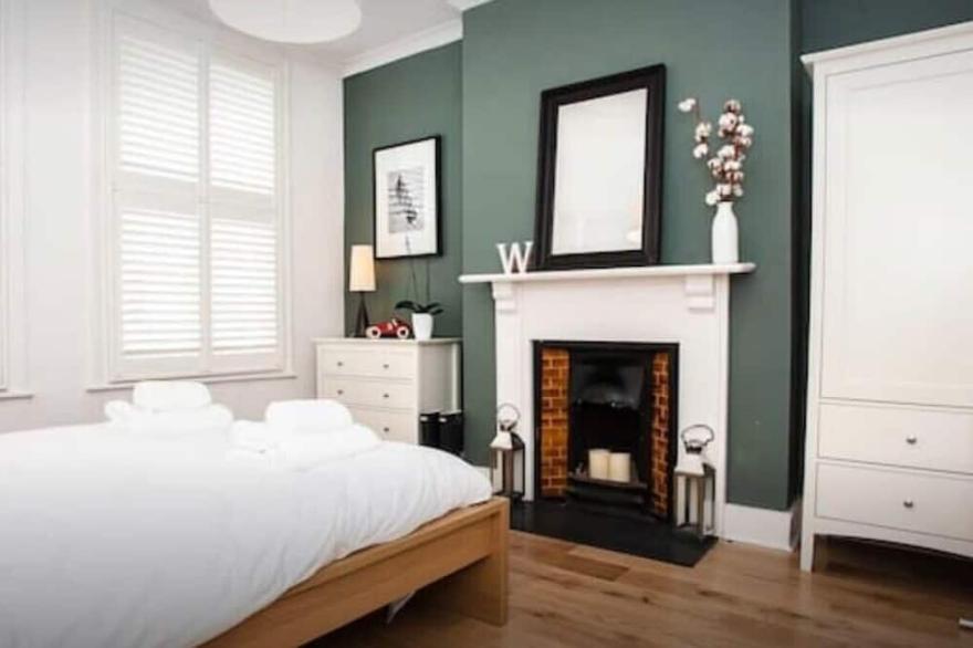 Stylish Newly Refurbished 2 Bedroom Flat With Terrace