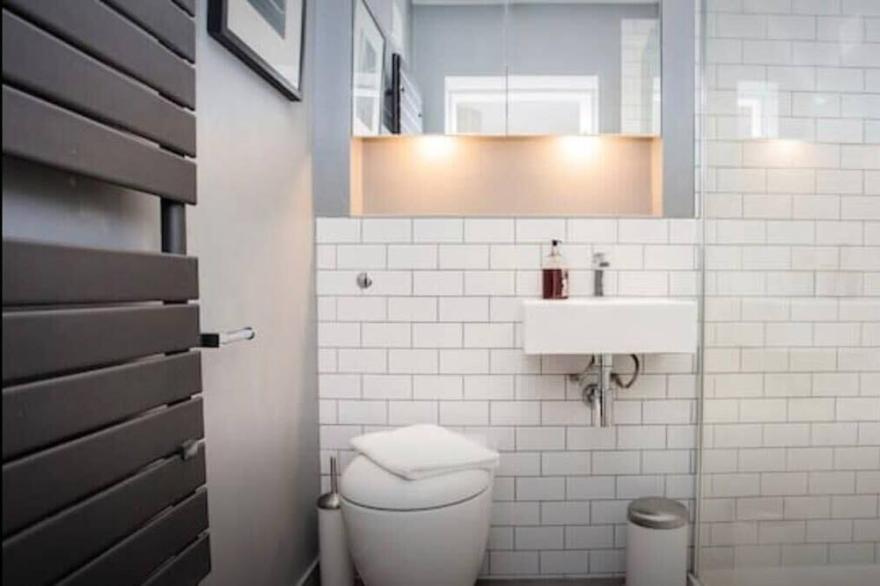 Stylish Newly Refurbished 2 Bedroom Flat With Terrace