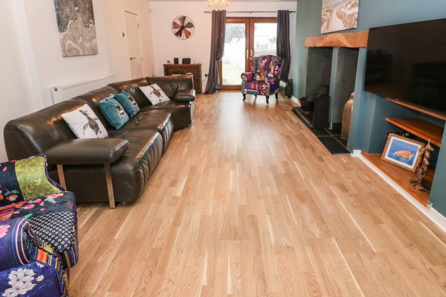AWEL-Y-MOR, pet friendly, country holiday cottage in Llandwrog