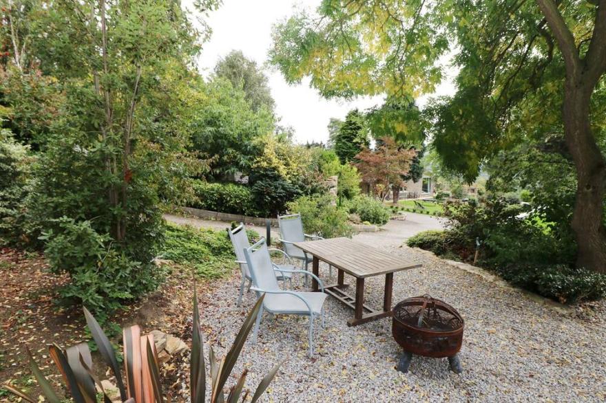 RHINEGOLD BUNGALOW, pet friendly, with a garden in Sheffield