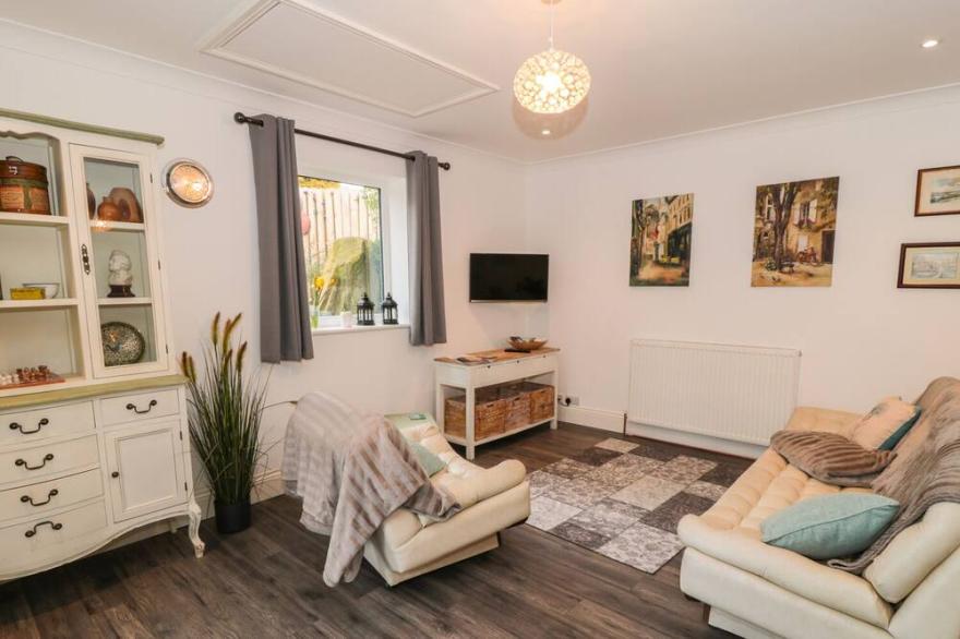 RHINEGOLD BUNGALOW, pet friendly, with a garden in Sheffield