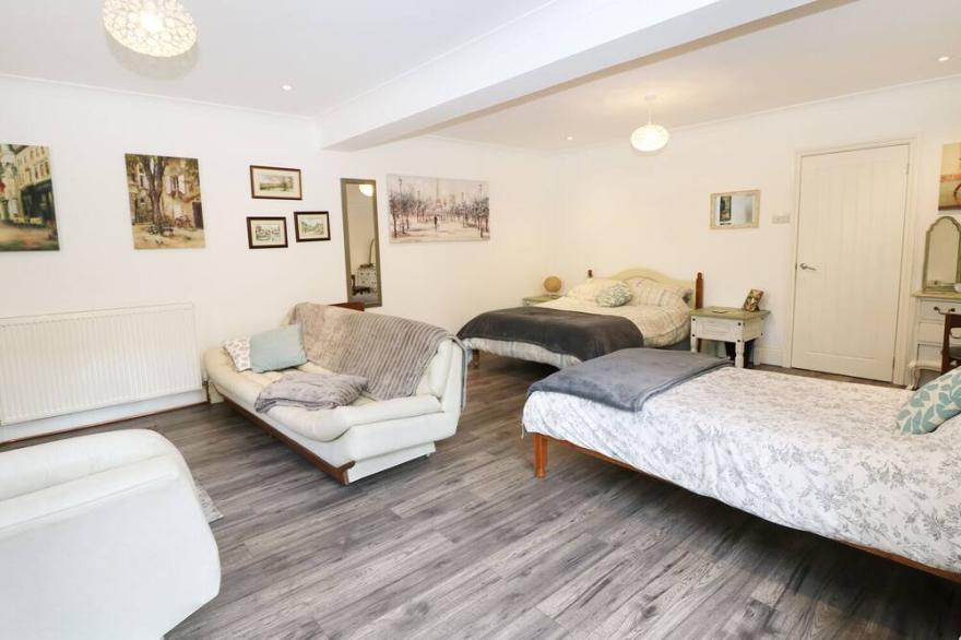 RHINEGOLD BUNGALOW, pet friendly, with a garden in Sheffield
