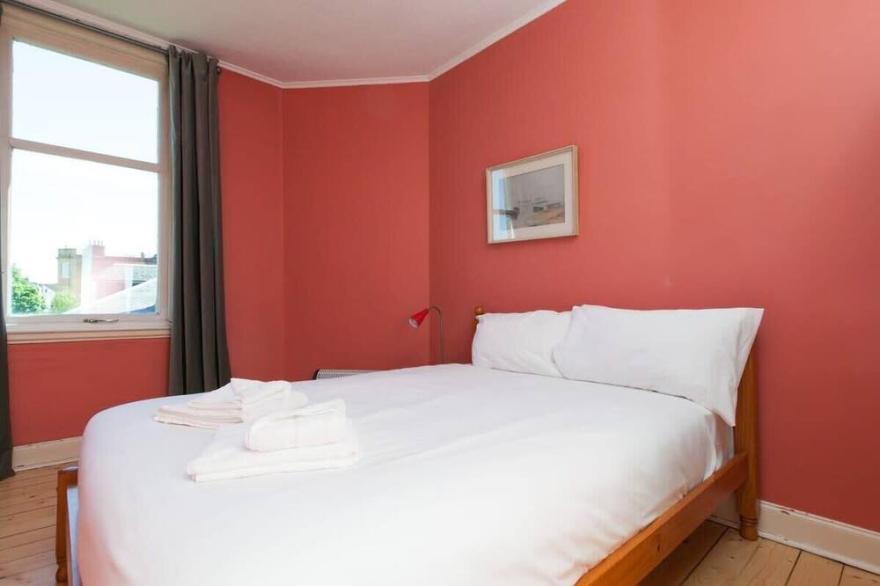Spacious 2-Bed Homely Base by Water of Leith