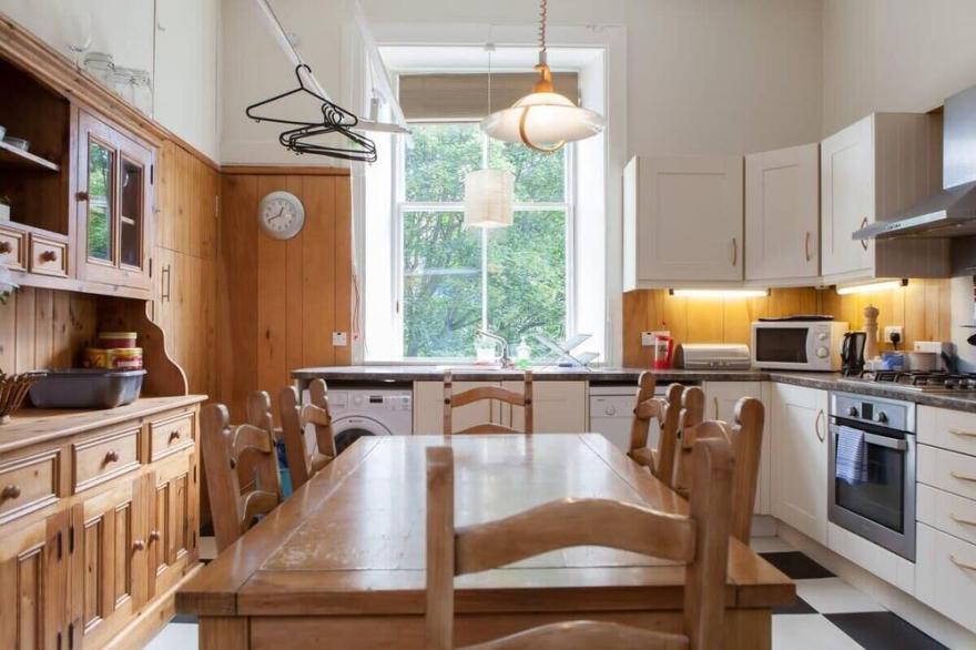 Amazing 4 Bedroom Apartment  Just Off The Meadows