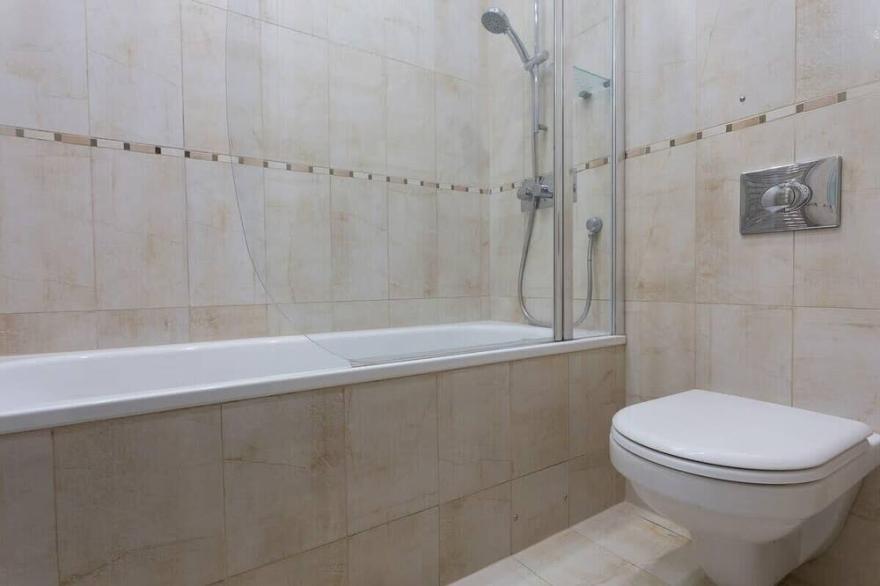 Bright and Spacious 1 Bedroom Apartment in the Heart of Kensington