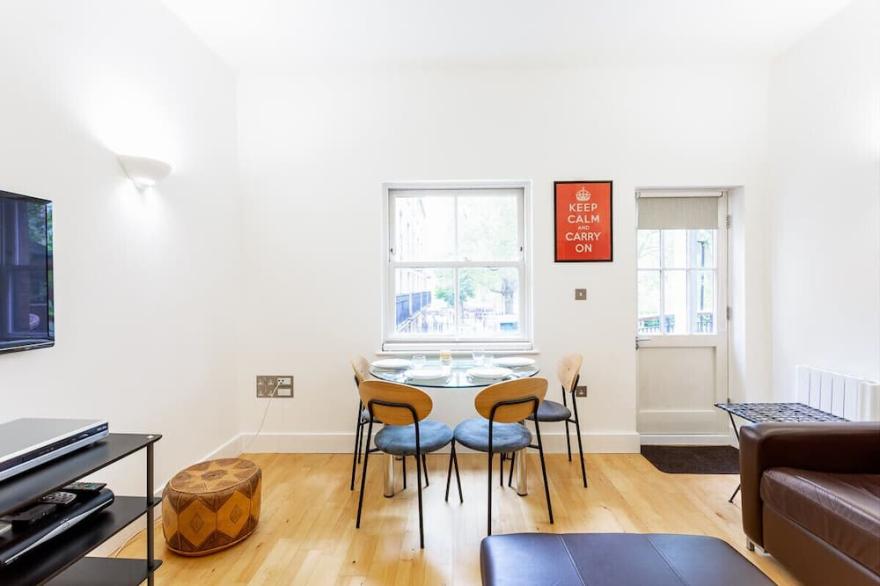 Bright & Comfortable Angel Apartment