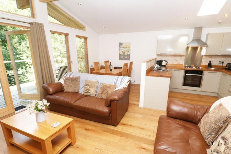 6 STREAMSIDE, pet friendly, luxury holiday cottage in Lanreath