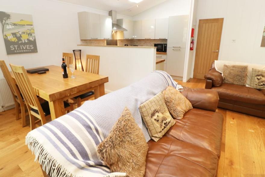 6 STREAMSIDE, pet friendly, luxury holiday cottage in Lanreath
