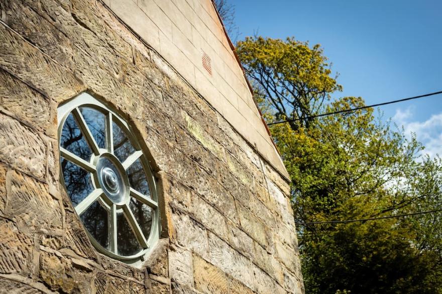 A luxury country cottage by the sea, 5 ensuite bedrooms, walkable to the harbour