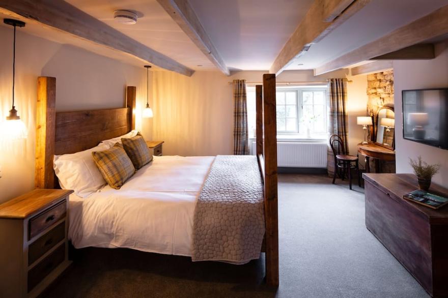 A luxury country cottage by the sea, 5 ensuite bedrooms, walkable to the harbour