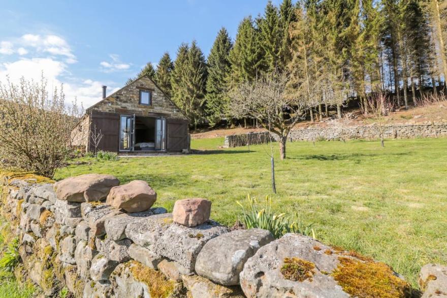 THOMPSON RIGG BARN, family friendly, with hot tub in Thornton-Le-Dale