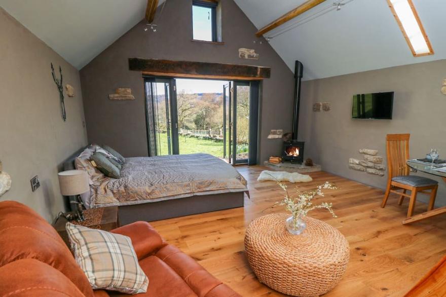THOMPSON RIGG BARN, family friendly, with hot tub in Thornton-Le-Dale