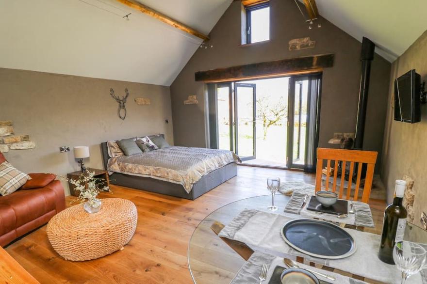 THOMPSON RIGG BARN, family friendly, with hot tub in Thornton-Le-Dale