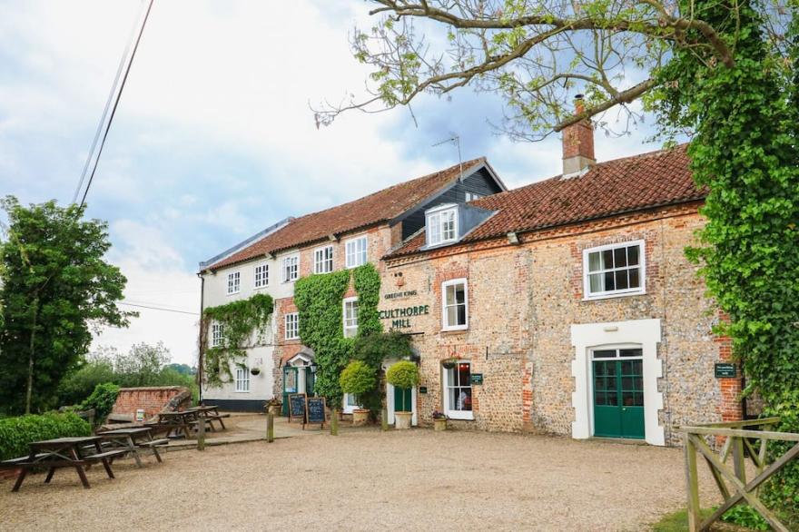 SPRINGFIELD, pet friendly, country holiday cottage in Fakenham