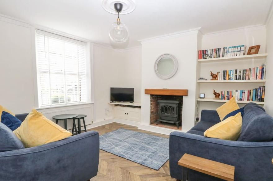 SPRINGFIELD, pet friendly, country holiday cottage in Fakenham