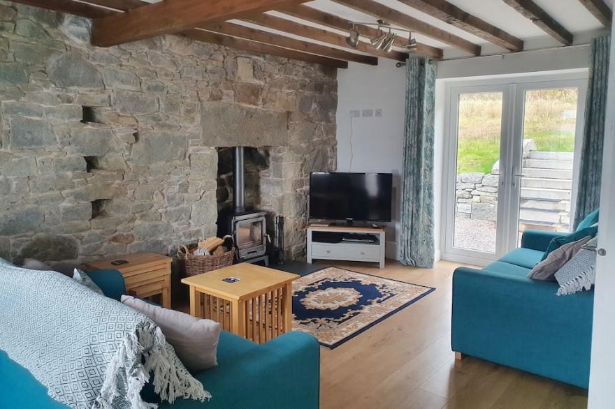 SEA OTTER COTTAGE, pet friendly, with open fire in Ballachulish