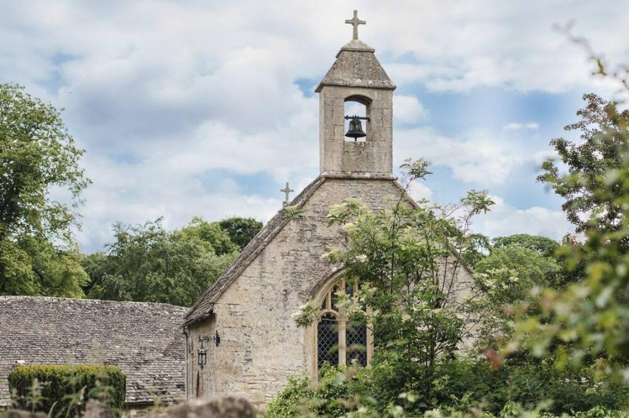 West Barn Cottage, Shipton Oliffe - sleeps 4 guests  in 2 bedrooms