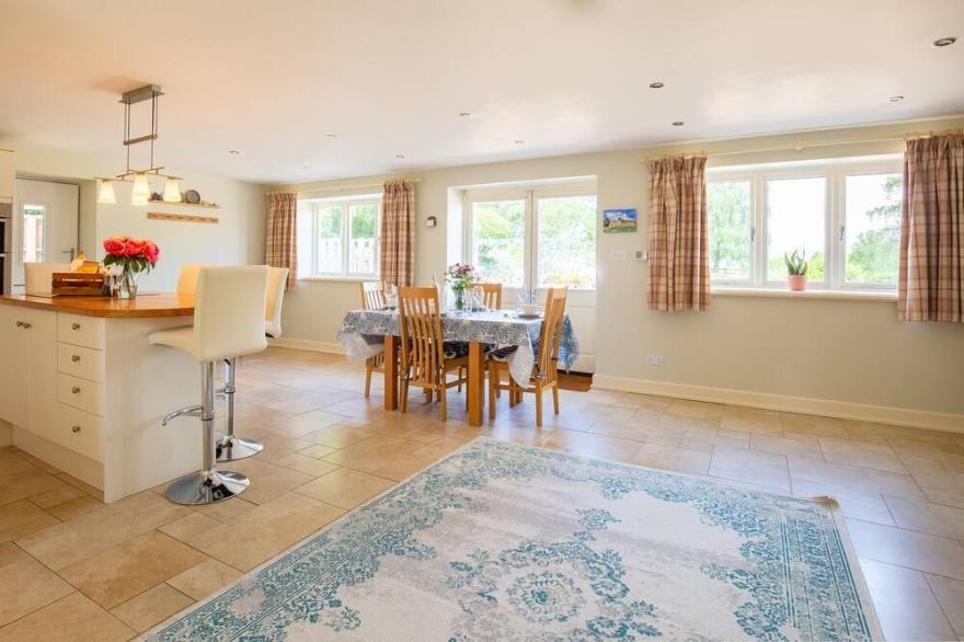 West Barn Cottage, Shipton Oliffe - sleeps 4 guests  in 2 bedrooms