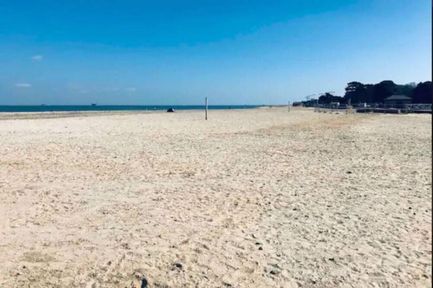 Ryde Beach Garden Apartment, stay Car free by the Sea