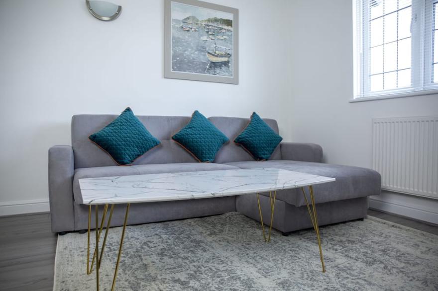 Modern Townhouse Apartment in Stratford upon Avon  with Wifi & Netflix