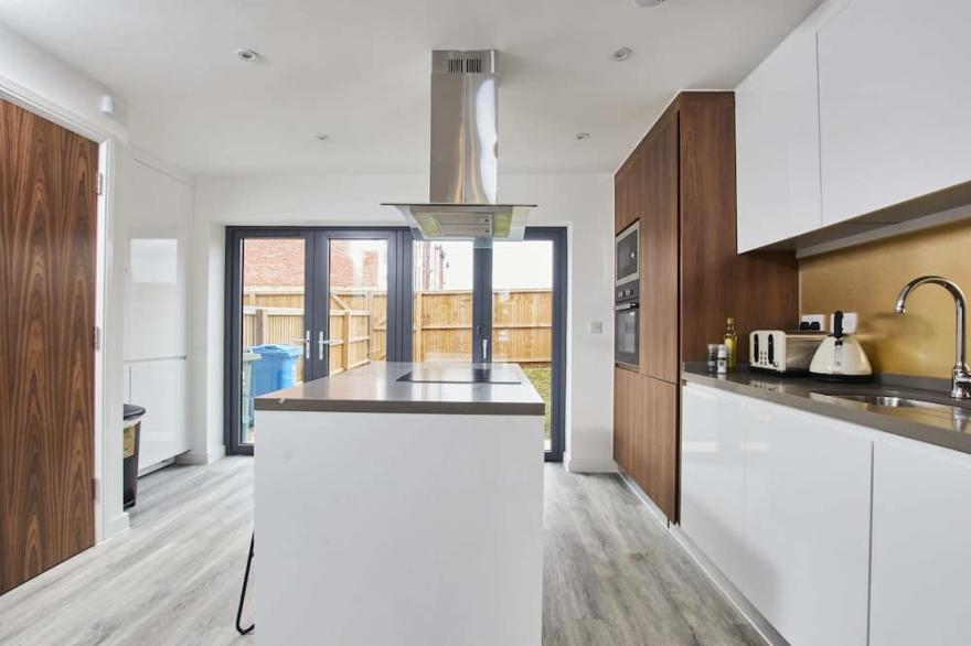Exquisite 5 Bedroom House with Parking