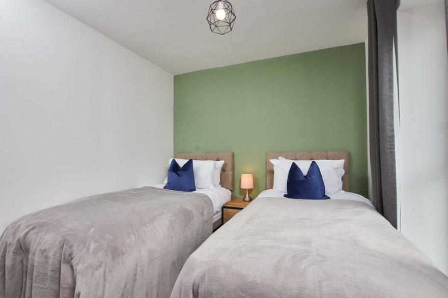 Exquisite 5 Bedroom House with Parking