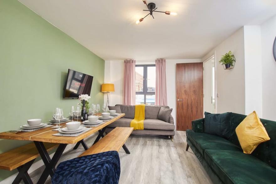 Exquisite 5 Bedroom House with Parking