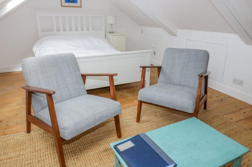 BADGERS LOFT, romantic, character holiday cottage in Sennen Cove