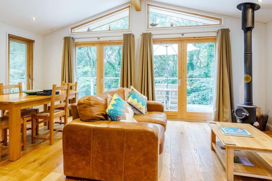 8 STREAMSIDE, pet friendly, luxury holiday cottage in Lanreath